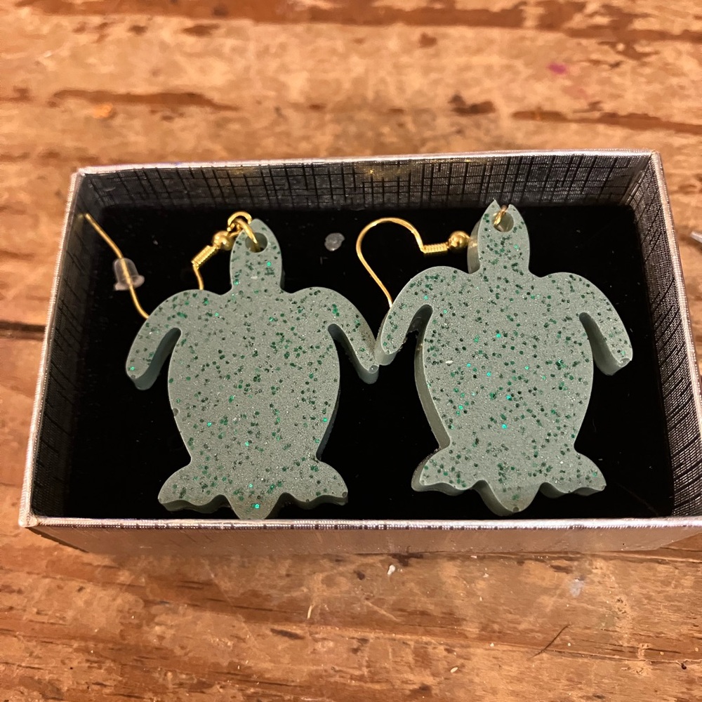 Handmade resin turtle dangly earrings - Picture 1 of 1